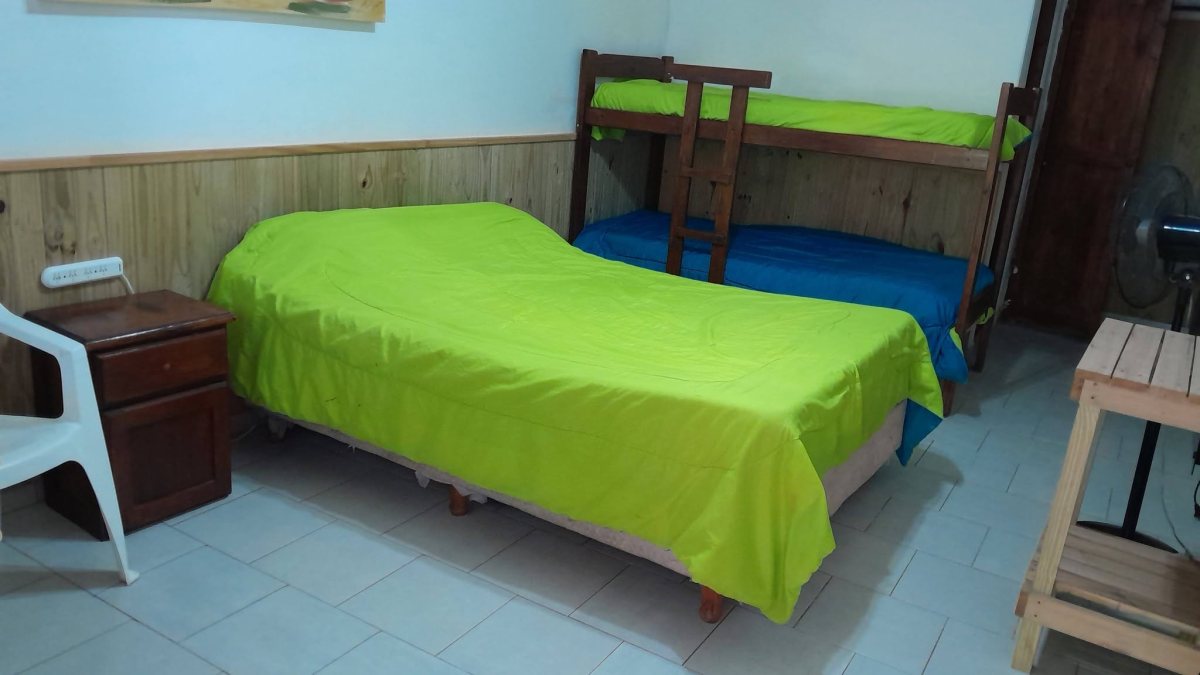 Habitación con cama individual y litera, pensada para dos o más huéspedes.